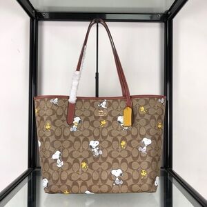 🧀🧀🧀Coach Brown Tote with Snoopy Design